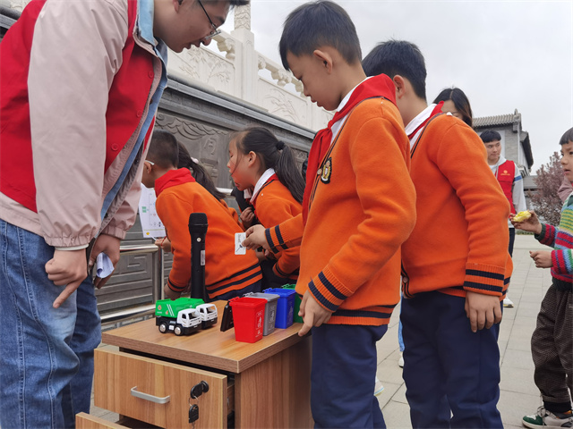 垃圾分类进孟园 童心同行助环保——淬炼·国际商学院绿色守望专项志愿服务队4月活动