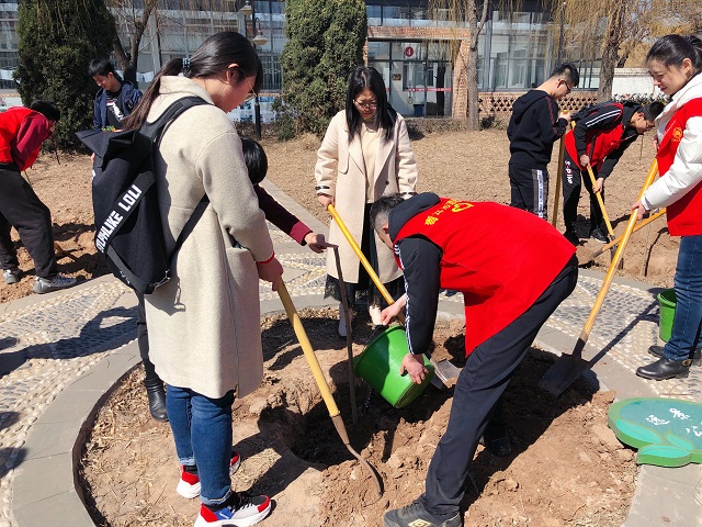 远景学子公益植树 带着地球去远方——记远景学院植树节系列子活动成功举办