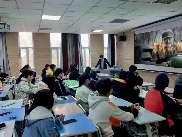 【完满班级】奉献青春 致敬英雄——环设1804班学习雷锋观影活动