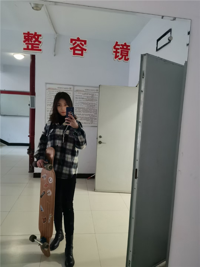 闪光的信院第265期：一口气通过四六级+初会 滑板女孩的这半年有点“溜”！