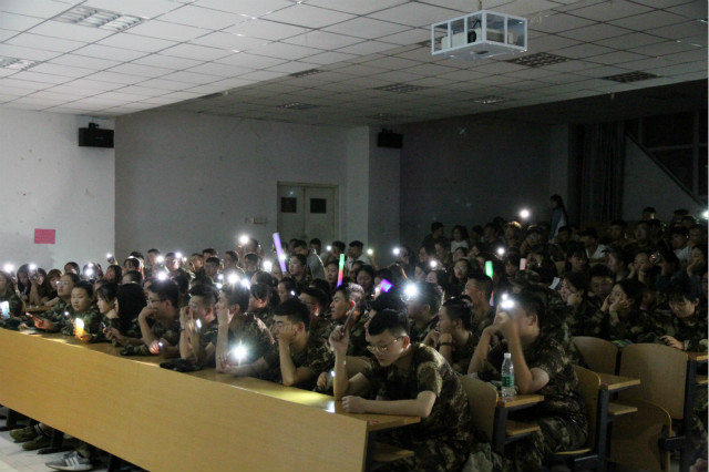 托起太阳的人—— “迟到的教师节”师生情谊初体验