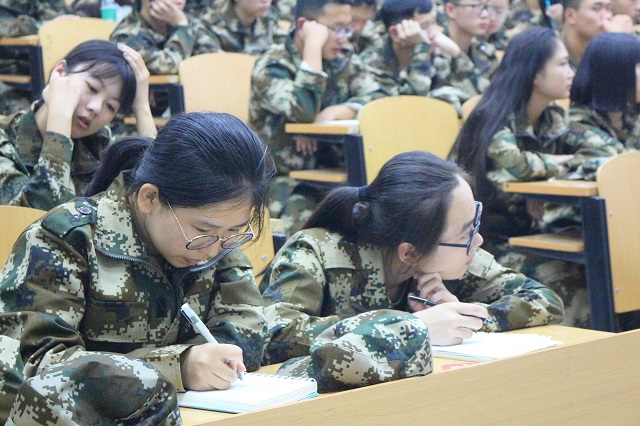 【迎新纪实】披霞唤月 禧年萌新初来会晤——食品与环境学院2018级新生见面会