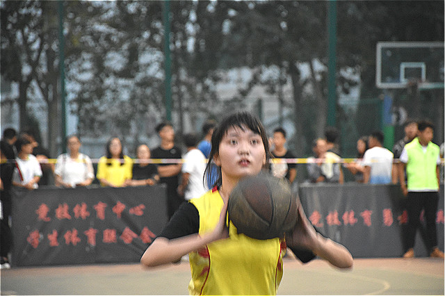 挑灯夜战沙场 篮板尽显英姿——第二届“CIBI”篮球联赛暨新生女子篮球挑战赛