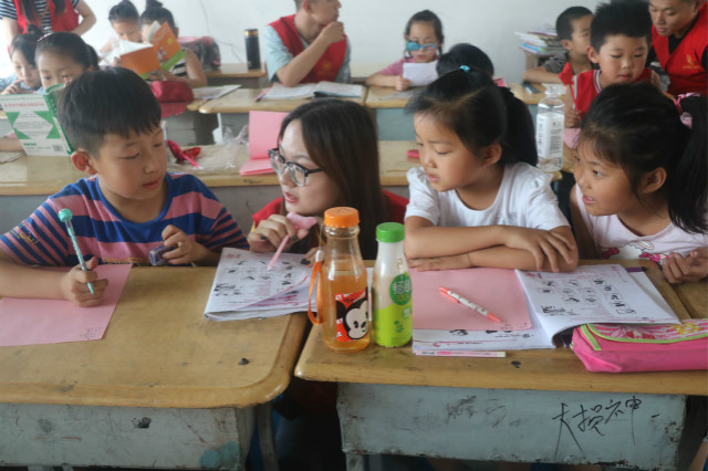 义务支教在行动:智教启童心 真情筑希望