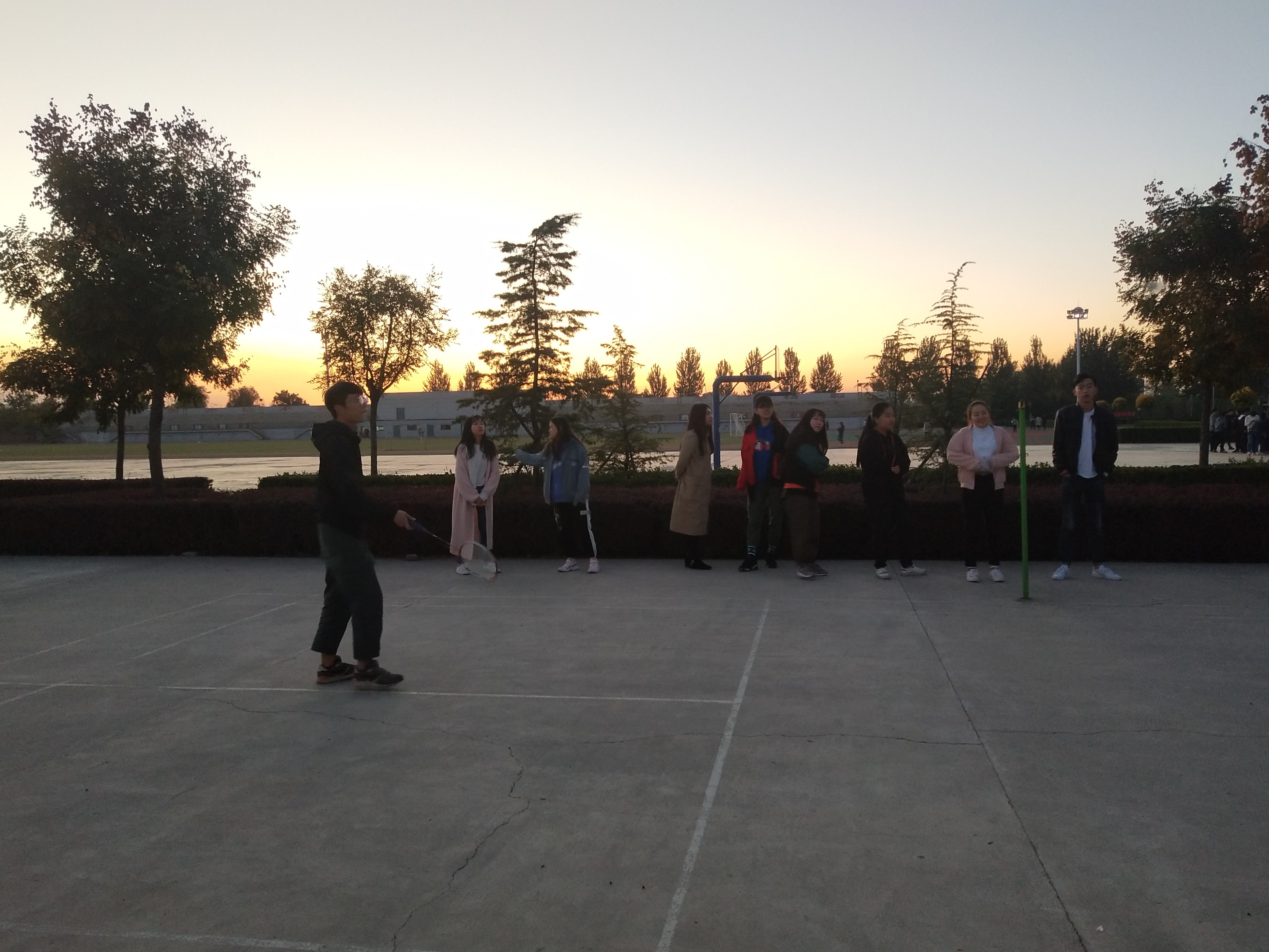 【完满班级】舞青春节拍 展东地风采——艺术传媒学院环设1701班举办“勇往直前 体味人生”羽毛球趣味游戏