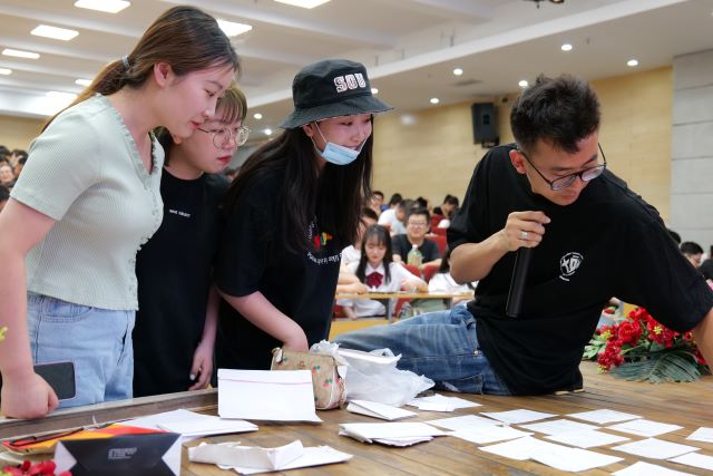 【毕业季】请回答2017 与四年前的自己“隔空对话”——大数据学院、信息工程学院2021届毕业生“你好 拾光”主题年级班会