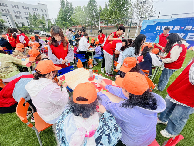 别样的阿信之旅:从少年到老年 一场跨越年华的别样志愿服务开放日以爱启幕