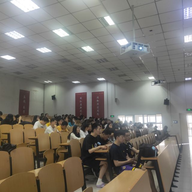 【辅导员说完满】不负韶华 以梦为马——经济与管理学院开展“征途漫漫，续写青春”主题年级会