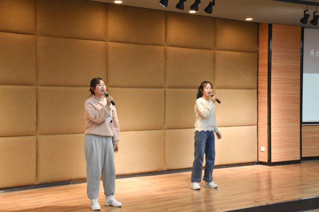 青春与艺术碰撞 追逐诗与远方 ——食品与环境学院第九届“逐梦青春 不负韶华”金话筒主持人大赛圆满落幕