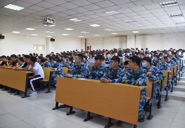 【辅导员说完满】增强安全意识 充实青春韶华——食品与环境学院2021级主题年级会