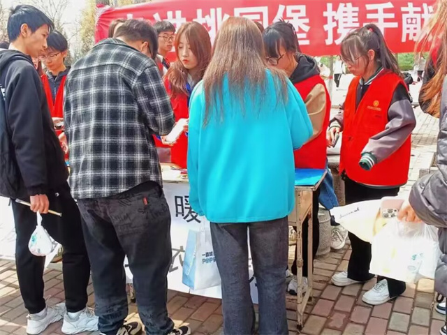 手赠玫瑰 与子同裳 让爱留在桃园堡——淬炼·国际商学院专项志愿服务队4月份活动