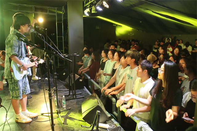 把理想和热爱放在歌里 用摇滚拥抱夏日——“玫瑰海派对”摇滚乐团专场演出