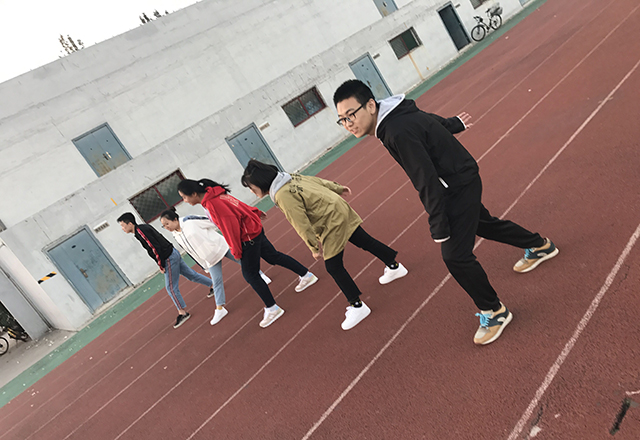 【完满班级】运动 彰显青春风采——艺术传媒学院视觉1503班举办“和毕业赛跑”趣味跑步赛完满班级活动