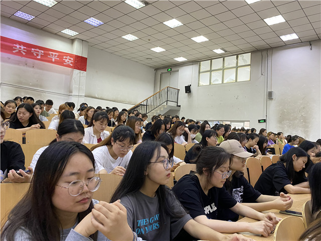 【辅导员说完满】以青春之我 耀拼搏之光 奋进的力量——淬炼商学院2018级“辅导员说完满”专题活动