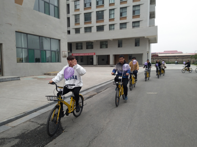 【完满班级】这秋风瑟瑟的季节 有一股暖流奔向你——艺术传媒系视觉1501、1502班“文明骑士”单车特别行动