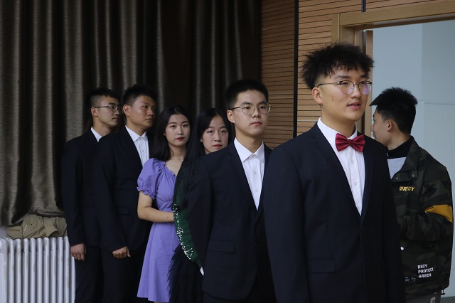 神采飞扬展青春 妙语连珠现风采——经济与管理学院“聚焦话筒 ‘RAN’爆激情”第八届“经”话筒主持人大赛