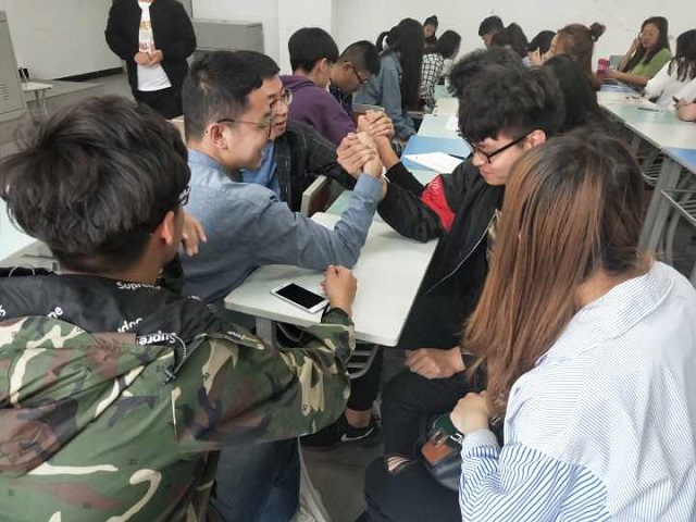 【完满班级】那些年我们玩过的游戏——艺术传媒学院环设1603班、1606班、动画1602班举办“扳手腕大赛”活动