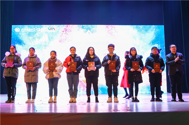 第100期乌马河周末文化广场“汇彩色之力 幸不负青春”主题晚会圆满落幕