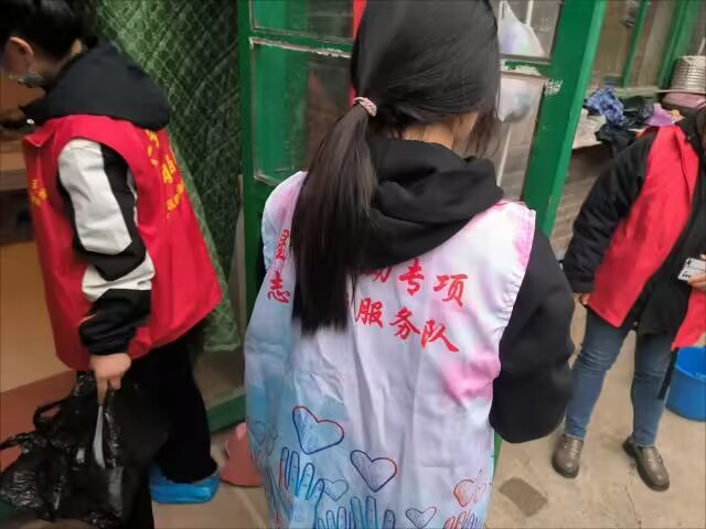 关爱老年生活 重温热情岁月——经济与管理学院星火行动专项志愿服务队