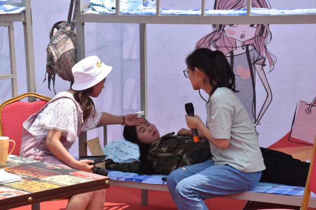 【戏剧节】声情并茂 惟妙惟肖——第六届“魅夜乌马河”校园戏剧节5月16日新闻集锦