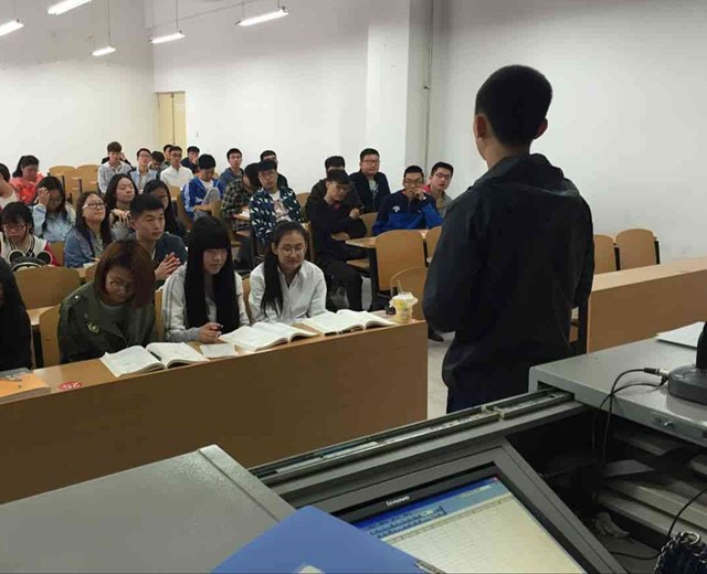 【辅导员说完满】经管系开展“拼搏奋斗”竞技体育主题班会