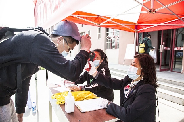 学工系统为首批毕业年级学子“回家”保驾护航