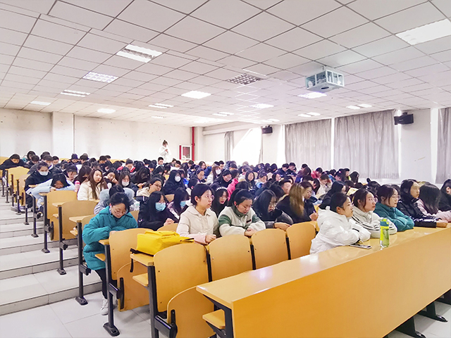 【辅导员说完满】扬诚信风帆 树文明新风——经济与管理学院开展“铸就诚信品质，争做文明新人”主题年级会