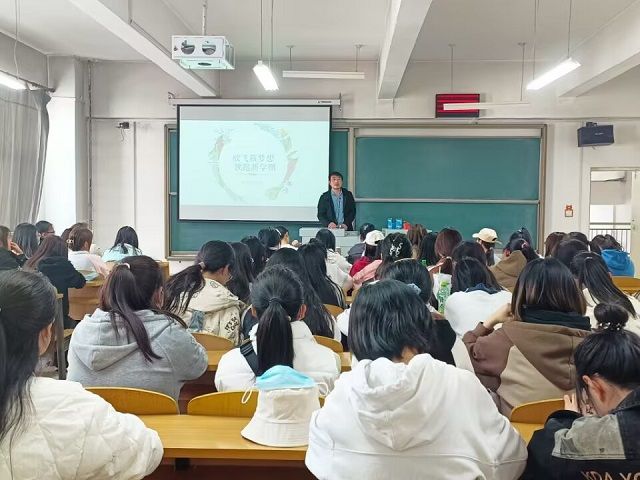 【辅导员说完满】放飞新梦想 领跑新时期——食品与环境学院2022级辅导员说完满活动