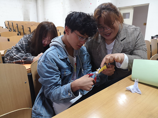 【完满班级】剪刀藏乾坤 纸上影众生——艺术传媒学院产品设计1801班举办“生动传神 跃然纸上”剪纸展览完满班级活动