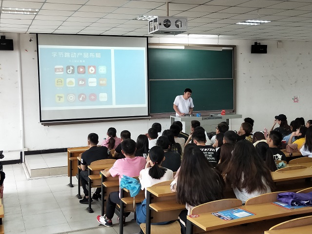 【辅导员说完满】识途老马之毕业生分享交流会——艺术传媒学院2016级产品、视觉、动画专业辅导员说完满活动