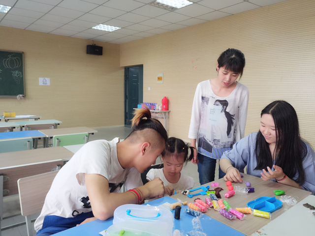 艺术传媒系“小葵花”课堂用七彩画笔描绘欢乐童年