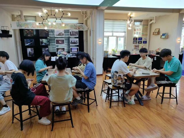 彩霁穿绳 共编佳节——大数据学院、信息工程学院端午编彩绳活动