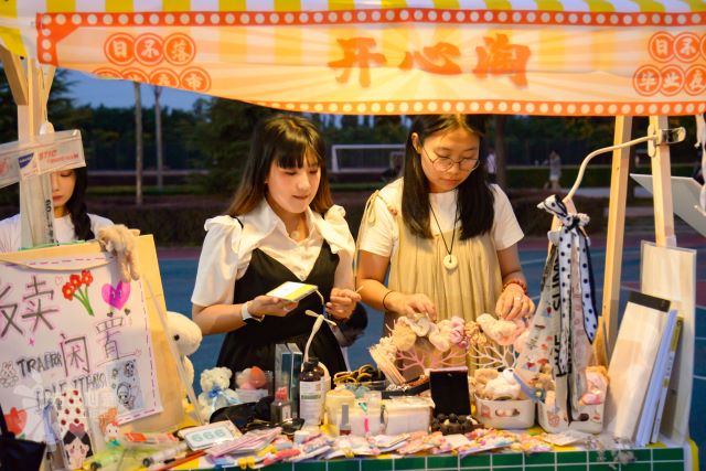 “日不落”毕业夜市超燃来袭 这个毕业季氛围感拉满了!