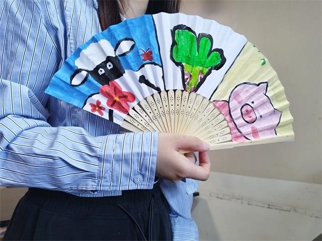 【完满团支部】夏日微凉意 白扇纸添花——经济与管理学院经管2205班完满团支部活动