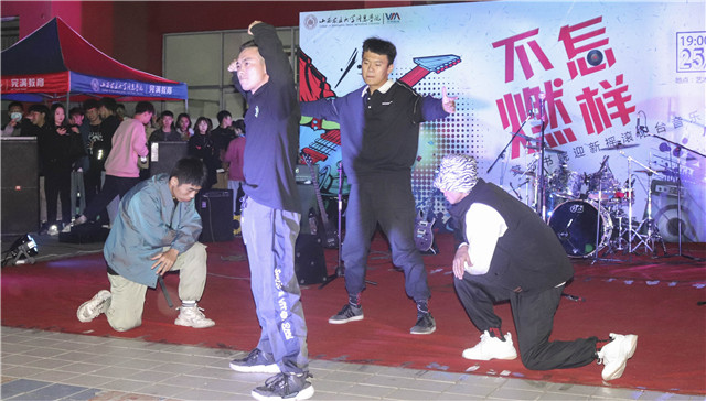 “心”动嗨唱 全“馨”体验 与未来初相遇——箕城书院“Crazy  不燃怎样”迎新摇滚阳台音乐会圆满落幕